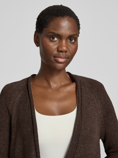 Vrouwenmodel draagt Regular Fit Cardigan in tricotlook van monari, bruin met rolzoom, 3/4-mouw, detailopname bovenlichaam.