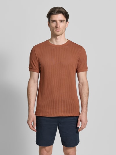Männermodel trägt T-Shirt mit Rundhalsausschnitt von Antony Morato aus Reine Baumwolle mit Strukturmuster, Regular-Fit, Ganzkörperansicht von vorne. Rückenlänge bei Größe M: 69 cm.