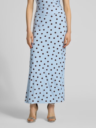 Frauenmodel trägt Maxirock im Allover-Look Modell 'Bowie' von Forever New, hellblau mit dunklen Punkten, Material-Mix mit Stretch-Anteil, Figurbetont, Bundweite 37 cm, Gesamtlänge 98 cm, Ganzkörperansicht von vorne.