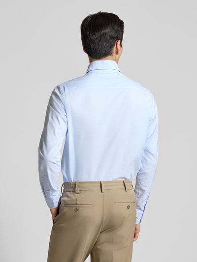 Männermodel trägt Regular Fit Business-Hemd mit Kentkragen von Profuomo, hellblau, reine Baumwolle, Rückansicht, Ganzkörperansicht