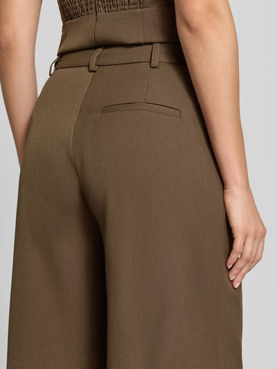 Vrouwenmodel draagt Wide Fit broek met viscose van Gestuz, Model 'Stacy', elastische materiaalmix, bandplooien, detailopname achterkant