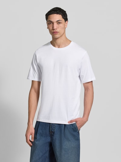 Männermodel trägt T-Shirt mit Rundhalsausschnitt von Jack & Jones, weiße Baumwolle, Regular Fit, glatte Textur, Ganzkörperansicht von vorne.
