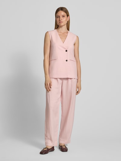 Frauenmodel trägt High Waist Stoffhose aus Viskose-Mix Modell 'Franciska' von MSCH Copenhagen in zartem Rosa, Barrel Fit mit Leinen-Viskose-Anteil, Gesäßtaschen, Bundweite 36 cm, Innenbeinlänge 79 cm, Ganzkörperansicht von vorne