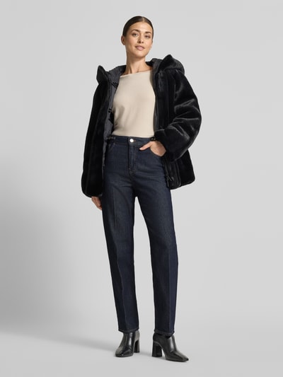 Frauenmodel trägt Straight Fit Jeans mit Knopfverschluss von Emporio Armani, dunkles Blau, 5-Pocket, Bügelfalten, Metallic-Details, Ganzkörperansicht von vorne.
