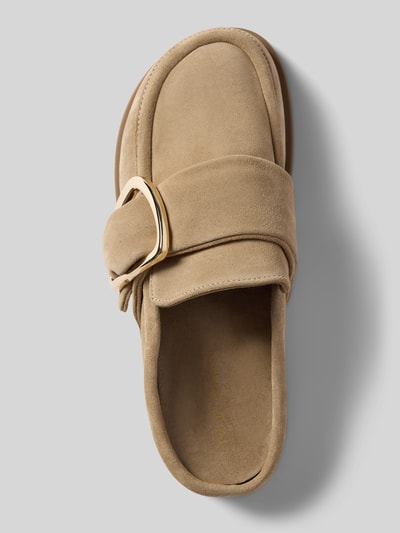Produktfoto, Mules aus echtem Leder mit Logo-Detail von INUIKII in Beige mit Zierschnalle, abgerundete Passform, offene Ferse, glatte Sohle, Absatzhöhe 1 cm bei Größe 40.