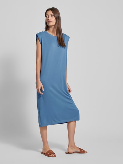 mbyM Knielanges Kleid mit Kappärmeln Modell 'Stivian' Rauchblau 1