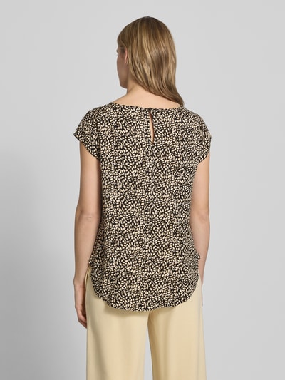 Frauenmodel trägt Regular Fit Blusenshirt aus reiner Viskose Modell 'NOVA' von Only, Optik:Allover-Muster, abgerundet, Tropfenausschnitt, Ganzkörperansicht Rückansicht.