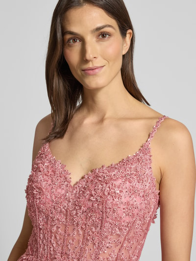 Frauenmodel trägt Abendkleid mit floralem Spitzenbesatz von Hey Kyla, rosa, Spaghettiträger, Pailetten, Mesh, tailliert, Nahaufnahme Oberkörper.