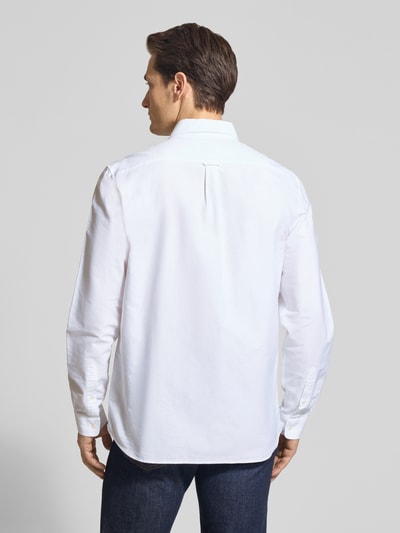 Męski model nosi Regular Fit Freizeithemd aus reiner Baumwolle von Lacoste, efekt: jednolity kolor, Oxford, koszula casualowa, widok całej sylwetki z tyłu.