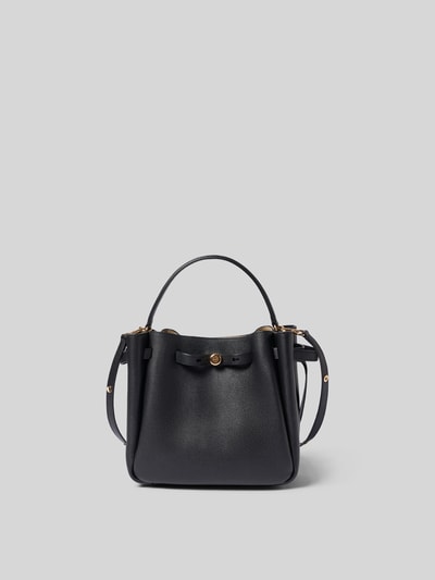 Produktfoto, Bucket Bag mit Logo-Detail von Tory Burch in Schwarz mit Strukturmuster, Hauptfach mit Magnetverschluss, Tunnelzug, abnehmbarer Schulterriemen, Maße 23 cm Breite, 22 cm Länge, 10 cm Tiefe.