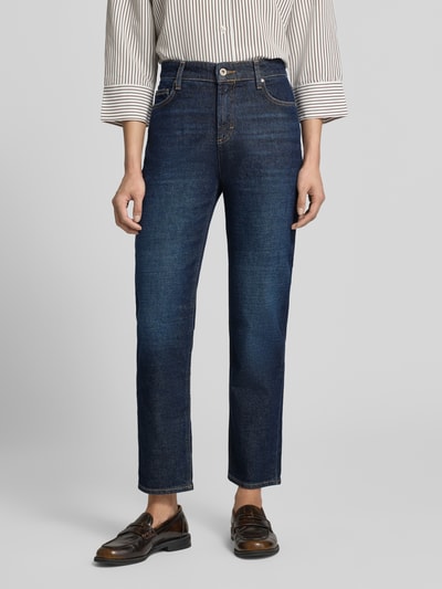 Frauenmodel trägt dunkelblaue Straight Fit Jeans aus Baumwoll-Mix Modell 'MADISON S' von Brax, Damen Straight Fit Jeans, Nahaufnahme Oberkörper.