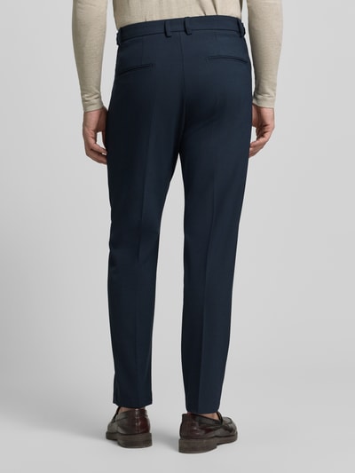 Männermodel trägt P&C Special - Exklusiv bei P&C Slim Fit Anzughose Modell 'Salto' von CINQUE, dunkelblau, Material-Mix mit Baumwoll-Anteil, Bügelfalten, Gürtelschlaufen, Seiten- und Gesäßtaschen, Haken- und Reißverschluss, Ganzkörperansicht Rückansicht.