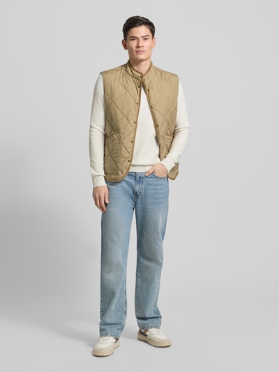 Mężczyznmodel nosi Sweter z dzianiny z wyhaftowanym logo od Polo Ralph Lauren, bawełna, krój regular fit, prążkowane wykończenia, okrągły dekolt, widoczny z przodu w pełnej sylwetce.