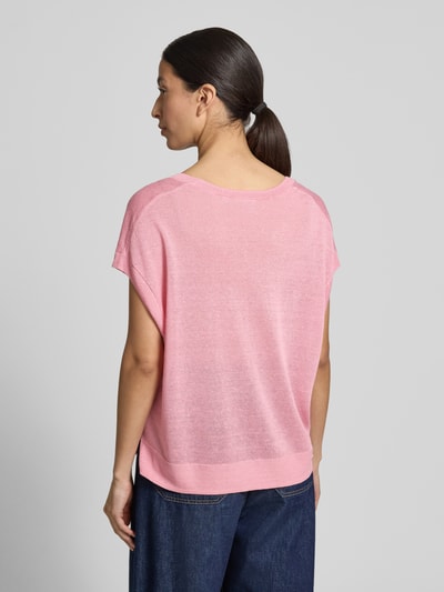 Frauenmodel trägt Strickshirt aus Leinen-Mix mit V-Ausschnitt von Comma in Rosa, Relaxed-Fit, Kappärmel, Rückenansicht, Nahaufnahme.