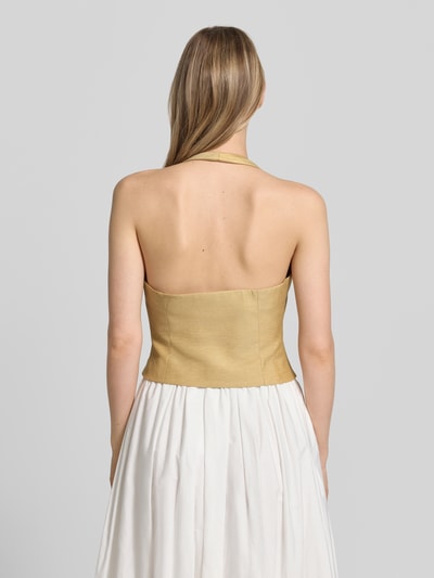 Frauenmodel trägt Weste mit Neckholder und V-Ausschnitt von Comma, Material-Mix mit Leinen-Anteil, taillierter Schnitt, Ganzkörperansicht Rückansicht.