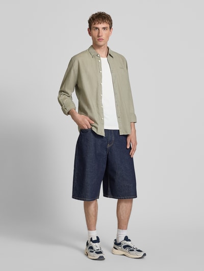 Mannelijk model draagt Regular Fit Freizeithemd aus Leinen-Baumwoll-Mix Modell 'PAYTON' van Pepe Jeans, effen, lange mouw, flammengaren, vooraanzicht volledige lichaamsopname