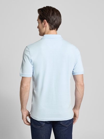 Męski model nosi Slim Fit Poloshirt aus Baumwoll-Mix Modell 'Pete' von BRAX w jasnoniebieskim kolorze, krój slim fit, kołnierzyk polo, długość tyłu w rozmiarze M: 71 cm, widok całej sylwetki z tyłu.