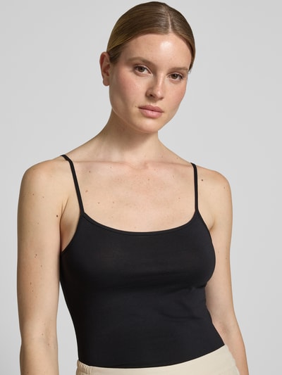 Frauenmodel trägt Regular Fit Trägertop aus Baumwoll-Mix von s.Oliver RED LABEL, Optik: Unifarben, Karree-Ausschnitt, Nahaufnahme Oberkörper.