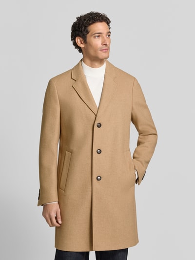 Männermodel trägt Mantel mit einreihiger Knopfleiste von BOSS aus Wollmix, unifarben, Longline, langarm, Ganzkörperansicht von vorne.
