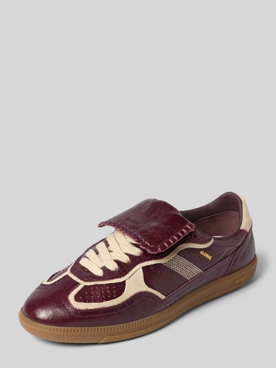 Produktfoto, Sneaker aus Leder mit Logo-Prägung Modell '490 Club Patent' van ALOHAS, bordeauxrood en beige, gestructureerde zool, dames sneaker