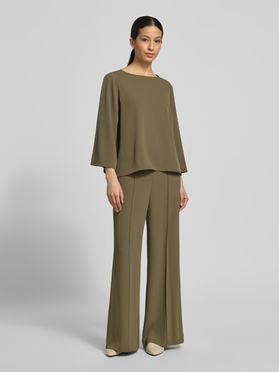 Vrouwenmodel draagt Relaxed Fit Bluse met Rundhalsausschnitt van comma, elastische materiaalmix, relaxed fit, ronde hals, blouse met lange mouwen, ruglengte maat 36: 57 cm, mouwlengte maat 36: 51 cm, olijfgroen, Ganzkörperansicht van voren.