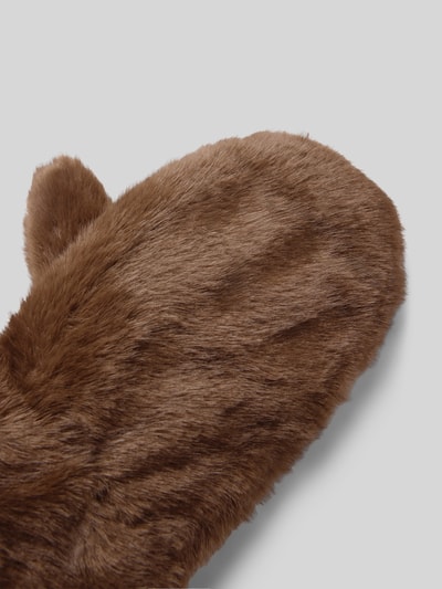 Produktfoto, braune Handschuhe aus Kunstfell Modell 'WOLFIE' von b.young, Fäustlinge mit elastischem Einsatz, weiche Textur, Damen Handschuhe