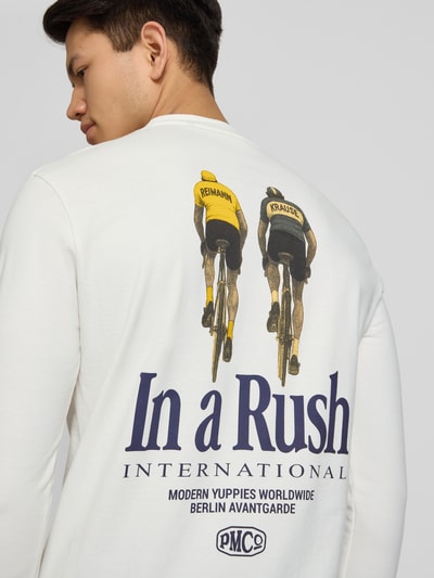 Männermodel trägt Longsleeve mit Label-Stitching Modell 'Cyclists Longsleeve' von PROHIBITED in Weiß, Slim-Fit, Reine Baumwolle, Rückenlänge 68 cm, Rundhalsausschnitt. Ganzkörperansicht Rückansicht