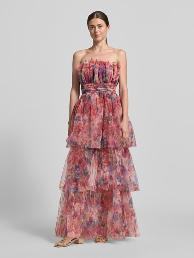 Frauenmodel trägt Maxikleid im Off-Shoulder-Look mit Taillenband von LACE & BEADS aus Tüll in floraler Optik, A-Linie, Stufen-Look, Ganzkörperansicht von vorne.