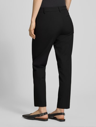 Frauenmodel trägt Hose in verkürzter Passform mit Längsnähten von Christian Berg Woman Selection, Material-Mix mit Viskose-Anteil, Gesäßtasche, Bundweite bei Größe 36: 41 cm, Innenbeinlänge bei Größe 36: 71 cm, schwarze Farbe, glatte Textur, Ganzkörperansicht Rückansicht.