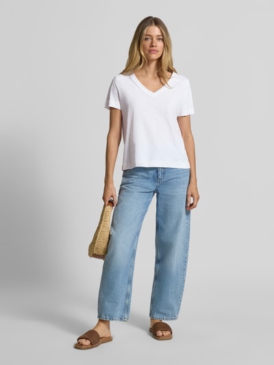 Frauenmodel trägt Relaxed Fit T-Shirt aus reiner Baumwolle von s.Oliver RED LABEL in Melange-Optik, V-Ausschnitt, Jersey, Ganzkörperansicht von vorne.