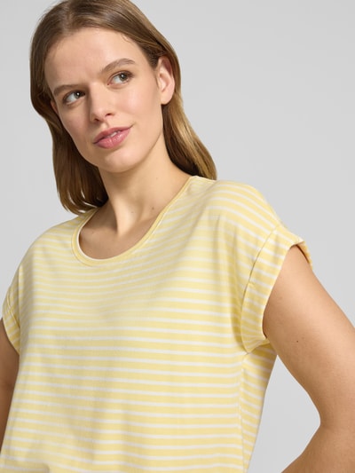 Frauenmodel trägt Regular Fit T-Shirt aus Viskose-Mix Modell 'MOSTER' von Only, gelb-weiß gestreift, short sleeves, Two Tone, Rundhals, Nahaufnahme Oberkörper.