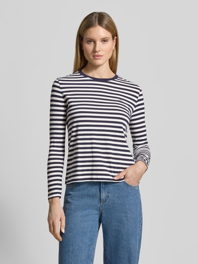 Frauenmodel trägt Longsleeve mit Label-Stitching von Gant aus Reine Baumwolle, Regular-Fit, Rundhalsausschnitt, Rückenlänge 54 cm, Querstreifen, Ganzkörperansicht von vorne.