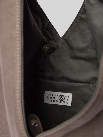 Produktfoto, Handtasche mit Logo-Print von MM6 Maison Margiela in Braun mit Hauptfach, Druckknopfverschluss, Steckfach, Statement-Print, Breite 25 cm, Länge 58 cm, Tiefe 15 cm
