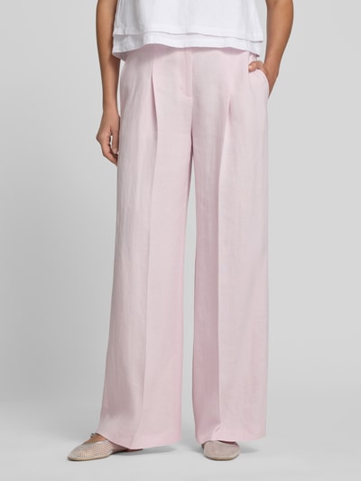 Frauenmodel trägt Relaxed Fit Hose aus Leinen-Mix Modell 'TIANA11' von BOSS, Optik: Unifarben, Material: Leinen-Viskose-Mix, Ganzkörperansicht von vorne.