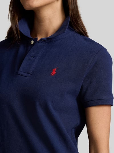 Frauenmodel trägt Regular Fit Minikleid mit Logo-Stitching Modell 'Polo' von Polo Ralph Lauren, dunkelblau, reine Baumwolle, Nahaufnahme Oberkörper.