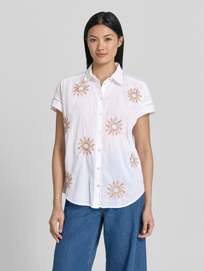 Frauenmodel trägt Regular Fit Bluse im Allover-Look mit Stitchings von Christian Berg Woman aus Reine Baumwolle, Knopfleiste, Hemdblusenkragen, Weiß mit buntem Muster, lockere Form, Ganzkörperansicht von vorne.