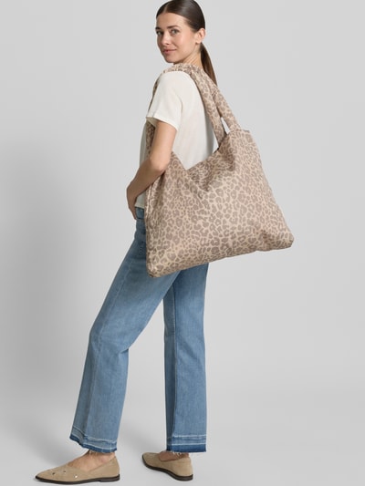 Modelka nosi Shopper im Allover-Look Modell 'Puffy Mom Bag' od STUDIO NOOS w beżowe cętki, otwarta komora, szerokie uchwyty, Szerokość w rozmiarze 1: 58 cm, Długość: 43 cm, Głębokość: 8 cm, Długość paska: 71 cm, detal z logo, widok całościowy z przodu.