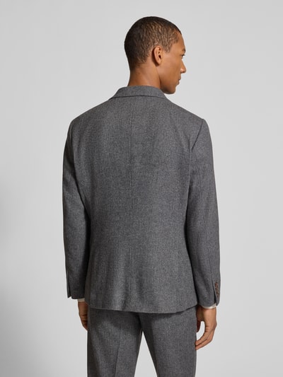 Männermodel trägt graues Slim Fit Sakko mit Pattentaschen aus Wolle von Selected, Reverskragen, Webware, Ganzkörperansicht Rückansicht.