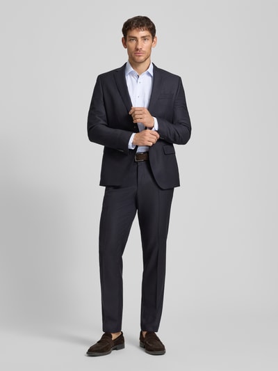Männermodel trägt Comfort Fit Business-Hemd aus katoen met kentkraag van ETERNA, puur katoen, borstzak, ruglengte 80 cm, schouderbreedte 48 cm, mouwlengte 65 cm, zakelijk hemd, ganzkörperansicht van voren.