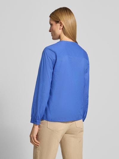 Frauenmodel trägt Regular Fit Bluse mit Rundhalsausschnitt und gelegten Falten von Milano Italy aus reiner Baumwolle in Blau, Rückansicht Ganzkörperansicht.