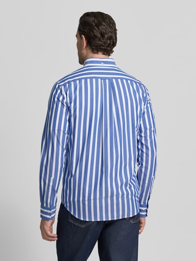 Männermodel trägt Slim Fit Freizeithemd mit Brusttasche von Gant, blau-weiß gestreift, lange mouwen, button-downkraag, ganzkörperansicht rückansicht