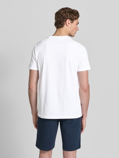 Männermodel trägt T-shirt met labelprint en ronde hals van PME Legend in puur katoen, regular fit, ruglengte maat M 72 cm, Ganzkörperansicht Rückansicht.