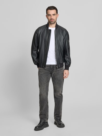 Männermodel trägt T-Shirt mit Label-Stitching und Rundhalsausschnitt von Scotch & Soda, Reine Baumwolle, Regular-Fit, Herren T-Shirt, Rückenlänge 68 cm, Ganzkörperansicht von vorne.