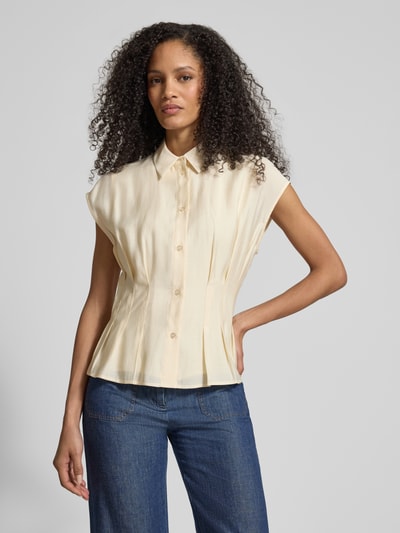Vrouwenmodel draagt Taillierte Bluse aus Modal-Mix van Jake*s Collection, modalmix, getailleerde fit, overhemdkraag, knoopsluiting, ruglengte maat 38: 55 cm, hele lichaamsvoorzijde.