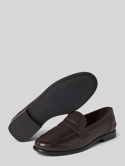 Produktfoto, Loafer aus genarbtem Leder Modell 'FIONA' von Marc O'Polo in Dunkelbraun, unifarbene Optik, leicht strukturierte Sohle, Blockabsatz, abgerundete Schuhspitze
