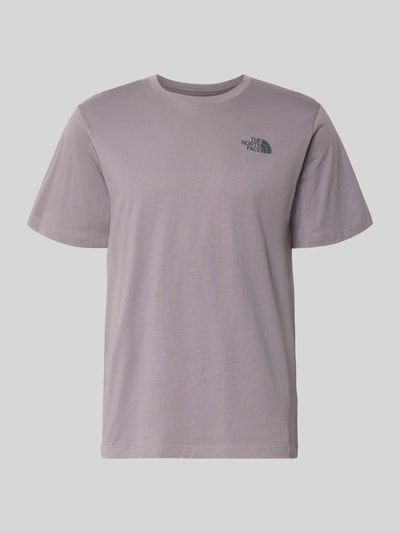 Produktfoto, T-Shirt mit Logo und Rundhalsausschnitt von The North Face in Lila, Baumwoll-Mix, Regular-Fit, Rückenlänge 71 cm, glatte Struktur