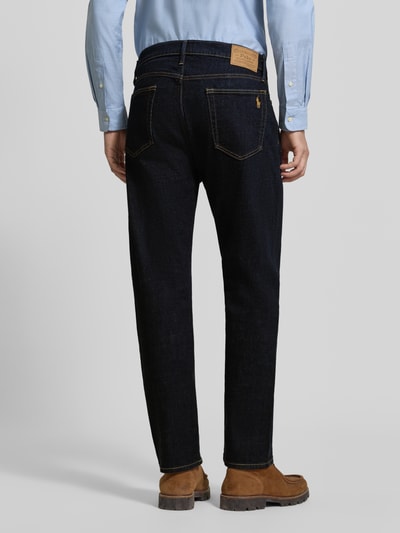 Männermodel trägt Relaxed Fit Jeans aus Baumwoll-Mix Modell 'HAMPTON' von Polo Ralph Lauren in Dunkelblau, Ganzkörperansicht Rückansicht, Herren Relaxed Fit Jeans von Polo Ralph Lauren.