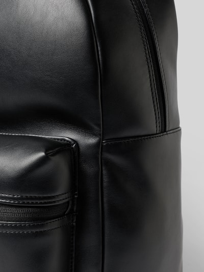 Produktfoto, Rucksack in Leder-Optik von CK Calvin Klein für Herren in schwarzer Farbe mit glatter Textur und sichtbarer Naht.