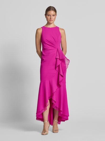 Frauenmodel trägt Abendkleid mit Drapierungen und Volants von Adrianna Papel, kräftiges Pink, figurbetont, Maxikleid, Ganzkörperansicht von vorne.