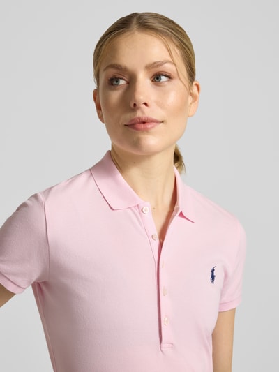 Frauenmodel trägt Regular Fit Poloshirt aus Baumwoll-Mix Modell 'JULIE' von Polo Ralph Lauren, Optik: Unifarben, Logo-Stitching, Nahaufnahme Oberkörper.